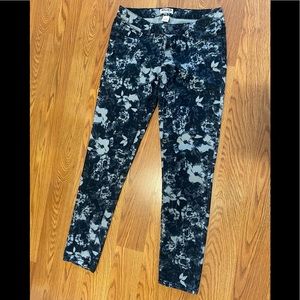 Black stretchy floral jeans. Women’s size 7  Mudd brand Black White Gray